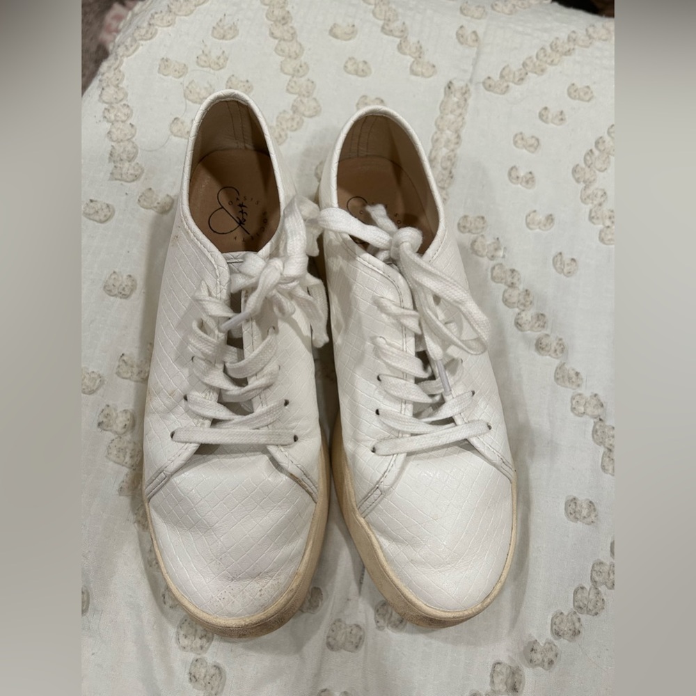 White basic shoe